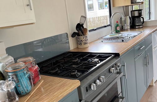 Hartland Casa | Apple Pippin, shepherds hut style, sleeps 4, private garden, walk to pubs & more