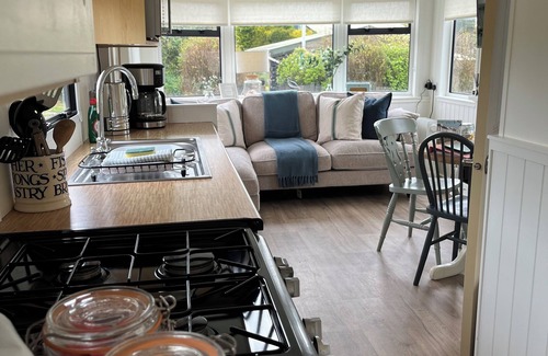 Hartland Casa | Apple Pippin, shepherds hut style, sleeps 4, private garden, walk to pubs & more