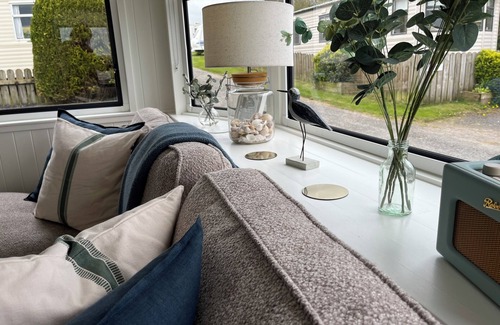 Hartland Casa | Apple Pippin, shepherds hut style, sleeps 4, private garden, walk to pubs & more