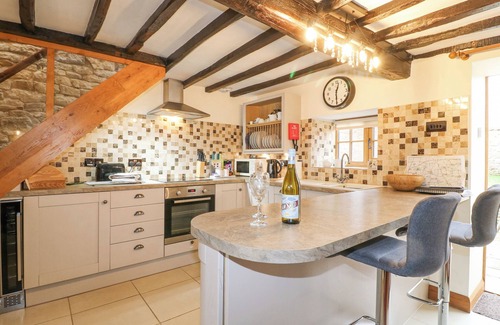 Old Somerby Cabaña | APPLE TREE COTTAGE, pet friendly, with open fire in Grantham