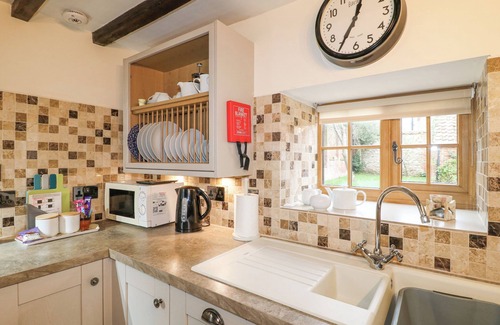 Old Somerby Cabaña | APPLE TREE COTTAGE, pet friendly, with open fire in Grantham