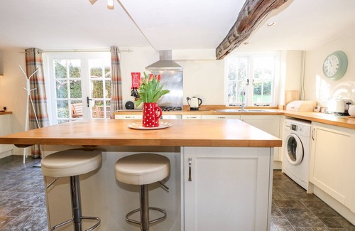 Warnham Cabaña | APPLE TREE COTTAGE, pet friendly, with open fire in Warnham