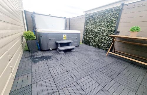 Morpeth Casa | Apple Tree Lodge Hot Tub 3 bedroom 2 Bars