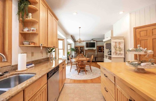Skyland Casa | Apple Valley Gables-Cozy mountain home with views!