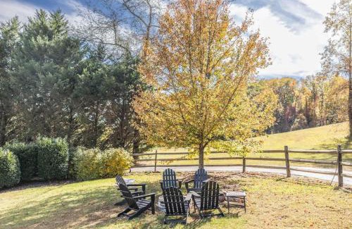 Hendersonville Casa | Apple Valley Gables-Cozy mountain home with views