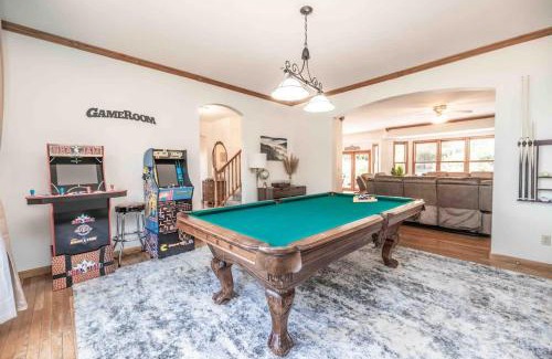 Hendersonville Casa | Apple Valley Gables-Cozy mountain home with views