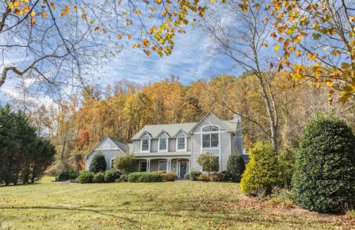 Hendersonville Casa | Apple Valley Gables-Cozy mountain home with views