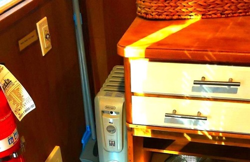 Cave Junction Cabina | Applegate Cabin 2 - Restrooms and Showers are only a short walk away.