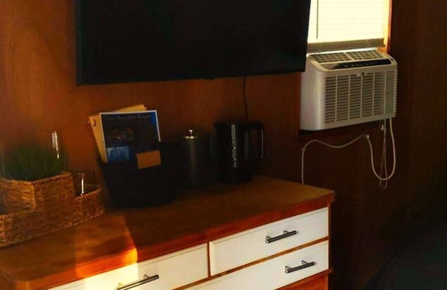 Cave Junction Cabina | Applegate Cabin 2 - Restrooms and Showers are only a short walk away.