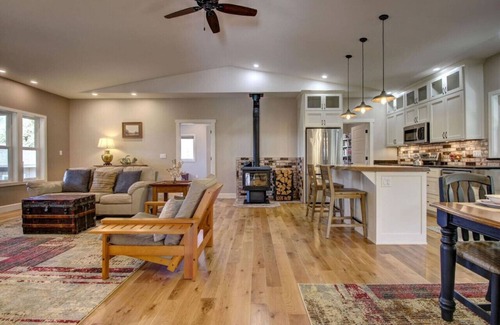 Jacksonville Casa | Applegate Humbug Hideaway