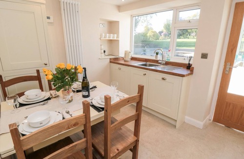 West Heslerton Cabaña | APPLETREE COTTAGE, family friendly, with a garden in Thornton Dale