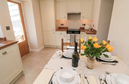 West Heslerton Cabaña | APPLETREE COTTAGE, family friendly, with a garden in Thornton Dale
