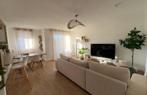 Grenade-sur-Garonne Apartamento | Appt entier 85m2 avec 2 chambres dont 1 suite parentale 1 bureau 1 canapé lit piscine