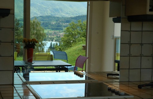Talloires-Montmin Apartamento | Appt en la planta baja. Espectacular vista del lago de Annecy y las montañas.