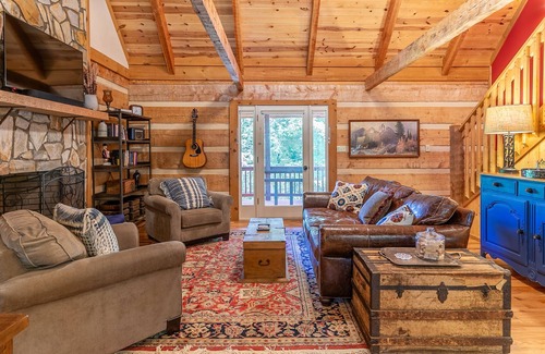 Seven Devils Cabina | Appy Pappy's - gorgeous cabin, hot tub, pool table, pets