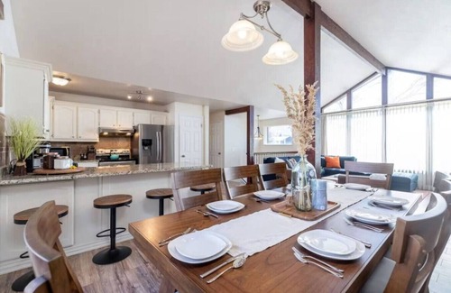 Sandy Apartamento | Apres Abode Ski Retreat w/Hot Tub & Games