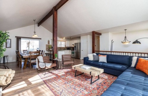 Sandy Apartamento | Apres Abode Ski Retreat w/Hot Tub & Games