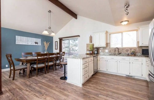 Sandy Apartamento | Apres Abode Ski Retreat w/Hot Tub & Games