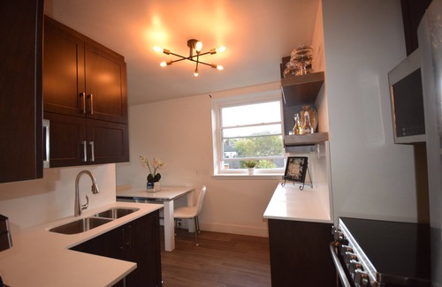 South London Apartamento | April in Paris Suite ~ One Bedroom Suite ~ Wortley Village - London Ontario
