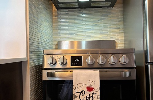 South London Apartamento | April in Paris Suite ~ One Bedroom Suite ~ Wortley Village - London Ontario