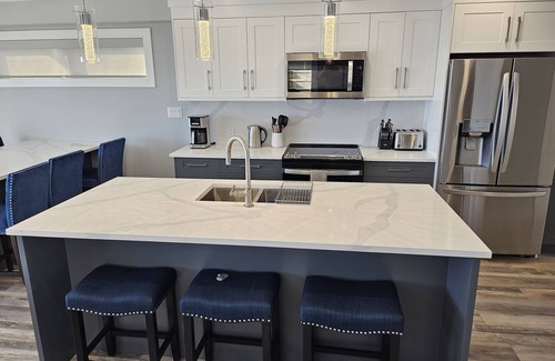 Central Okanagan Cabaña | APRIL/ MAY SPECIAL PRICING - LUXURY COTTAGE / LAKE VIEW/BACKYARD PRIVATE HOTTUB