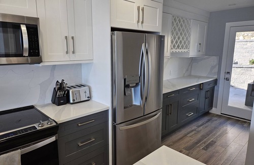 Central Okanagan Cabaña | APRIL/ MAY SPECIAL PRICING - LUXURY COTTAGE / LAKE VIEW/BACKYARD PRIVATE HOTTUB