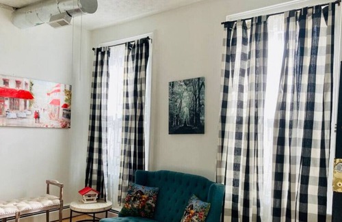 CUF Apartamento | Apt #6 · Clean and park/view one bedroom apt OTR/UC
