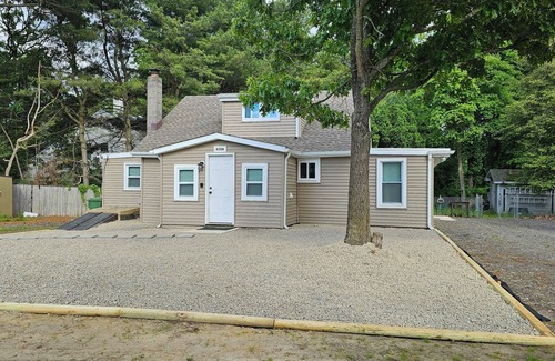 Marlton Apartamento | Apt. A, Cozy 2-bedroom in charming Evesham with AC, WiFi, fully updated place.