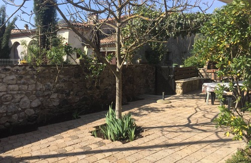 Vals-les-Bains Casa | Apt f2 en la planta baja de villa, jardín, barbacoa a 450m del centro del pueblo y tiendas.
