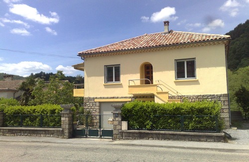 Vals-les-Bains Casa | Apt f2 en la planta baja de villa, jardín, barbacoa a 450m del centro del pueblo y tiendas.
