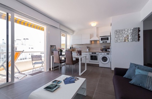 Cros-de-Cagnes Apartamento | APT FRONT BEACH, TERRACE, ELEVATOR, AIR CONDITIONING, WIFI, FREE PRIVATE PARKING