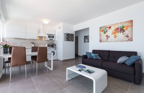 Cros-de-Cagnes Apartamento | APT FRONT BEACH, TERRACE, ELEVATOR, AIR CONDITIONING, WIFI, FREE PRIVATE PARKING