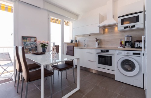 Cros-de-Cagnes Apartamento | APT FRONT BEACH, TERRACE, ELEVATOR, AIR CONDITIONING, WIFI, FREE PRIVATE PARKING