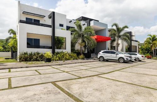 Runaway Bay Apartamento | Apt - Gated Community-Sleeps 4-Balcony-Parking