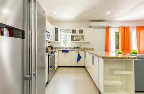 Runaway Bay Apartamento | Apt - Gated Community-Sleeps 4-Balcony-Parking