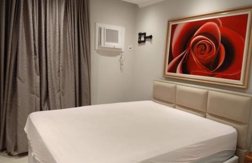 Vila Julia Apartamento | Apt Guarujá lado praia 2 Dorm FAN 2 WI-FI , Netflix, mobiliado, Ar, 1vaga, até 6 pessoas