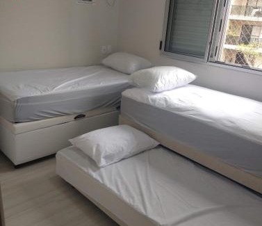Vila Julia Apartamento | Apt Guarujá lado praia 2 Dorm FAN 2 WI-FI , Netflix, mobiliado, Ar, 1vaga, até 6 pessoas
