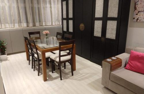 Vila Julia Apartamento | Apt Guarujá lado praia 2 Dorm FAN 2 WI-FI , Netflix, mobiliado, Ar, 1vaga, até 6 pessoas