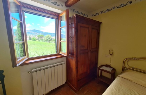 Camucia Apartamento | Apt near Cortona with a/c, pool, garden & beautiful views over the countryside