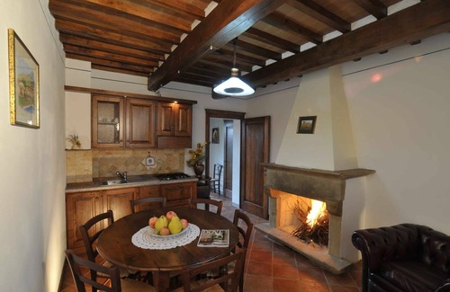 Camucia Casa | Apt in 19th century farmhouse near Cortona, pool, garden and beautiful views