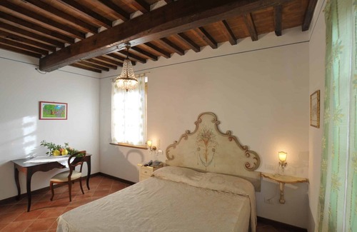 Camucia Casa | Apt in 19th century farmhouse near Cortona, pool, garden and beautiful views