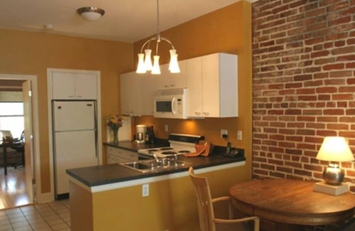 Baker Apartamento | Hip, Urbano, Cómodo Apt. en un barrio histórico tranquilo. Perfecto para parejas