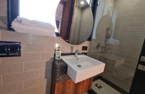 Lajpat Nagar Apartamento | Apt# ONE-FOUR-TWO - with Lift - High Speed Wifi - Smart TV