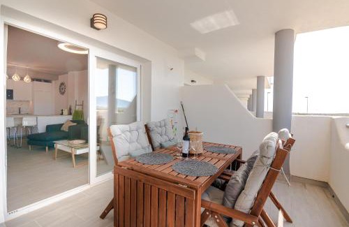 Tarifa Apartamento | Apt w Beach/Mountain Views, Pool and Parking
