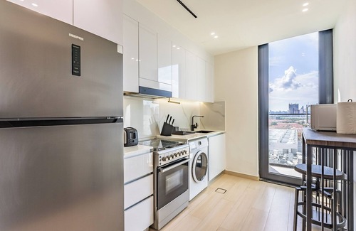 Jumeirah Village Circle Apartamento | Apt with Artful Interior and Urban Views