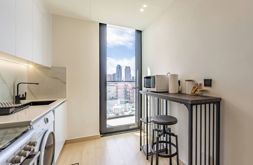 Jumeirah Village Circle Apartamento | Apt with Artful Interior and Urban Views