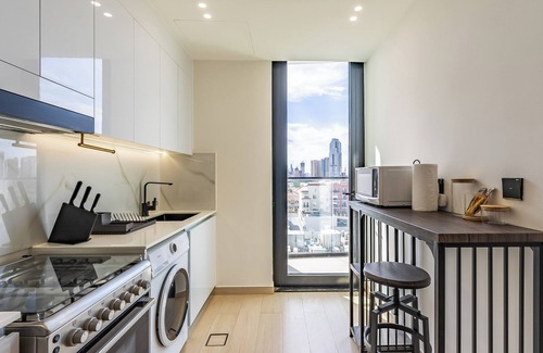 Jumeirah Village Circle Apartamento | Apt with Artful Interior and Urban Views