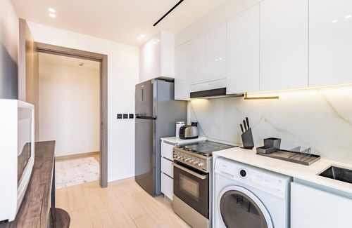 Jumeirah Village Circle Apartamento | Apt with Artful Interior and Urban Views
