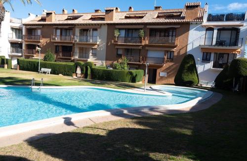 El Roc de Sant Gaieta Apartamento | Apt with swimming pool and parking, 3 minutes from the beach