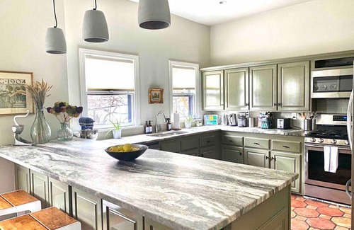 Crestline Heights Apartamento | Apt2 Edenbrae - Walkable Southern Gothic Mansion